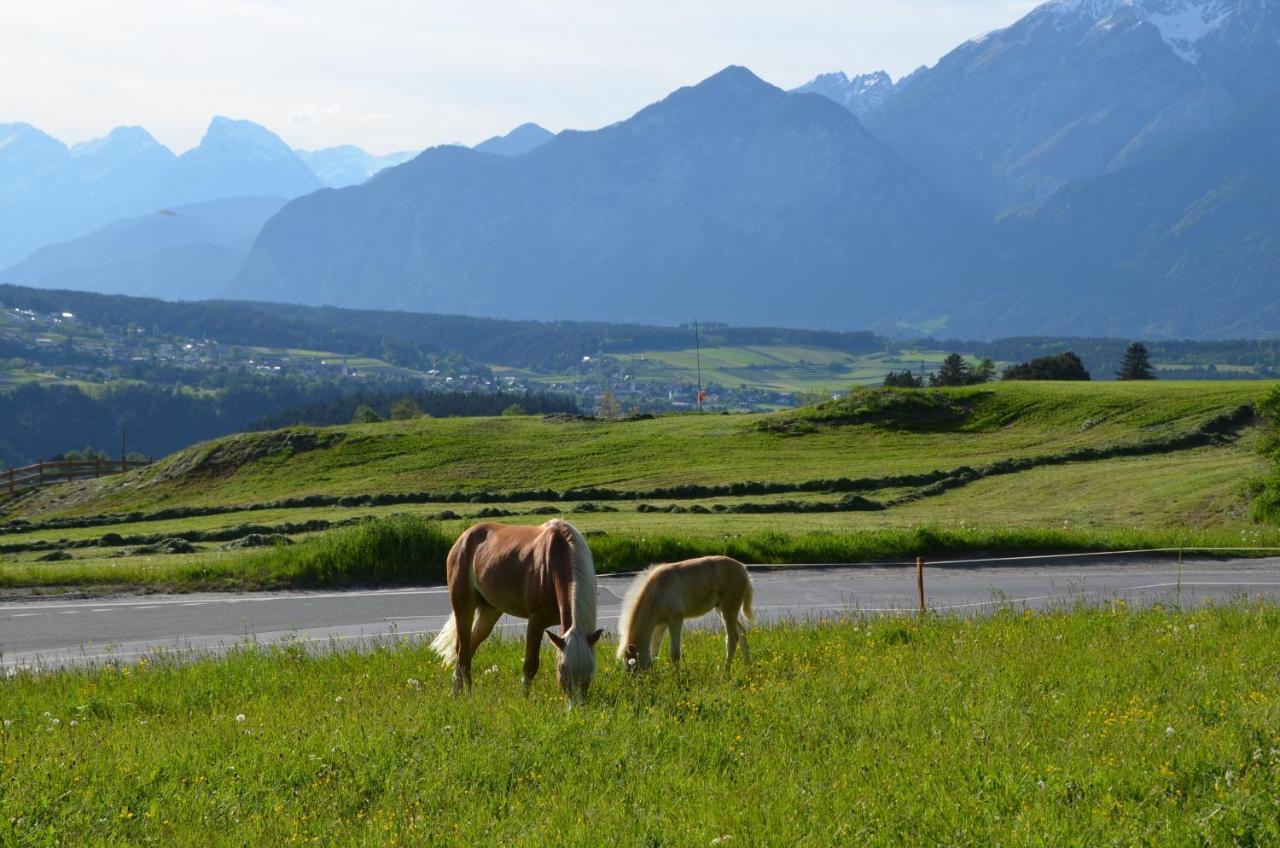 Apartment Wiesenhof - Natur & Weitblick Ueber Innsbruck - Ladestation Fuer Elektroautos Bagian luar foto